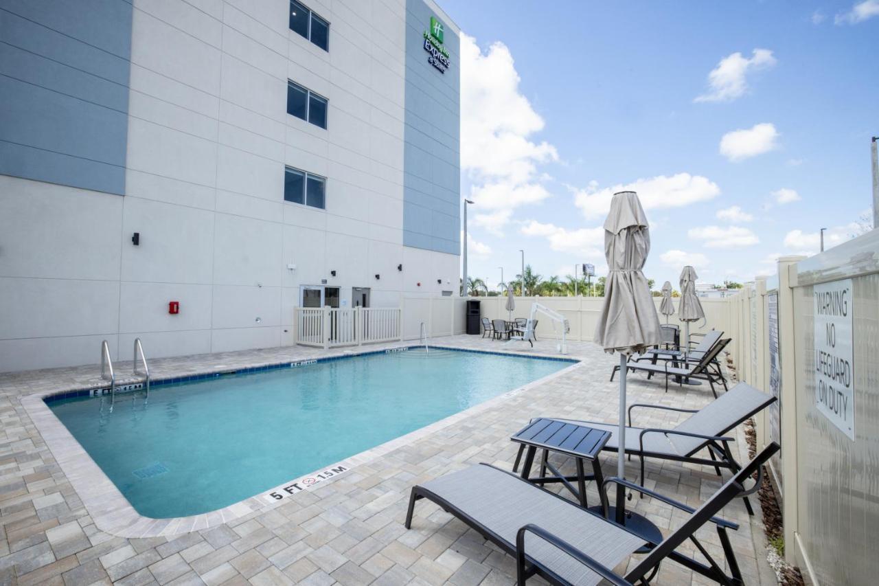 Holiday Inn Express & Suites Tampa Stadium - Airport Area By Ihg Eksteriør bilde