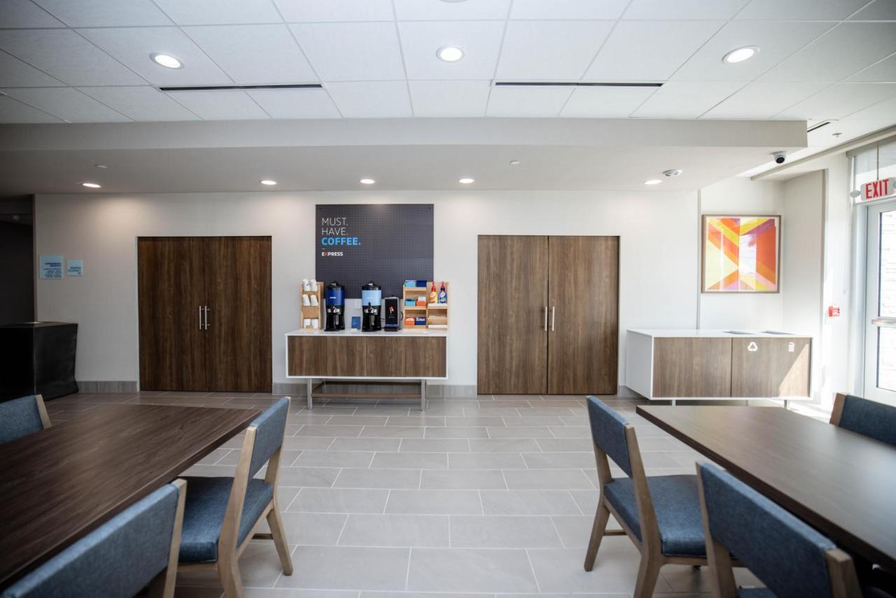 Holiday Inn Express & Suites Tampa Stadium - Airport Area By Ihg Eksteriør bilde