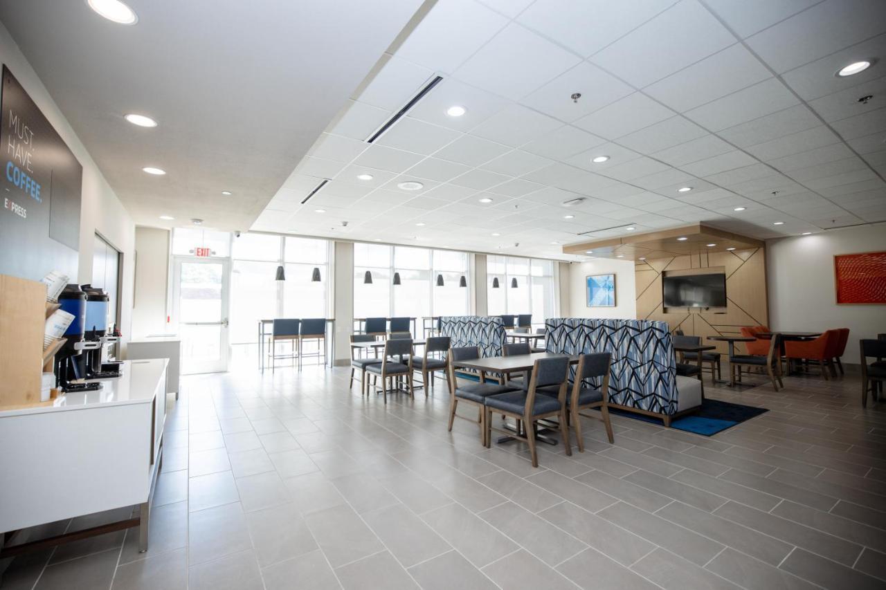 Holiday Inn Express & Suites Tampa Stadium - Airport Area By Ihg Eksteriør bilde