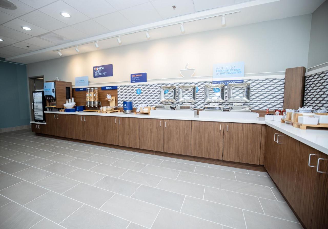 Holiday Inn Express & Suites Tampa Stadium - Airport Area By Ihg Eksteriør bilde