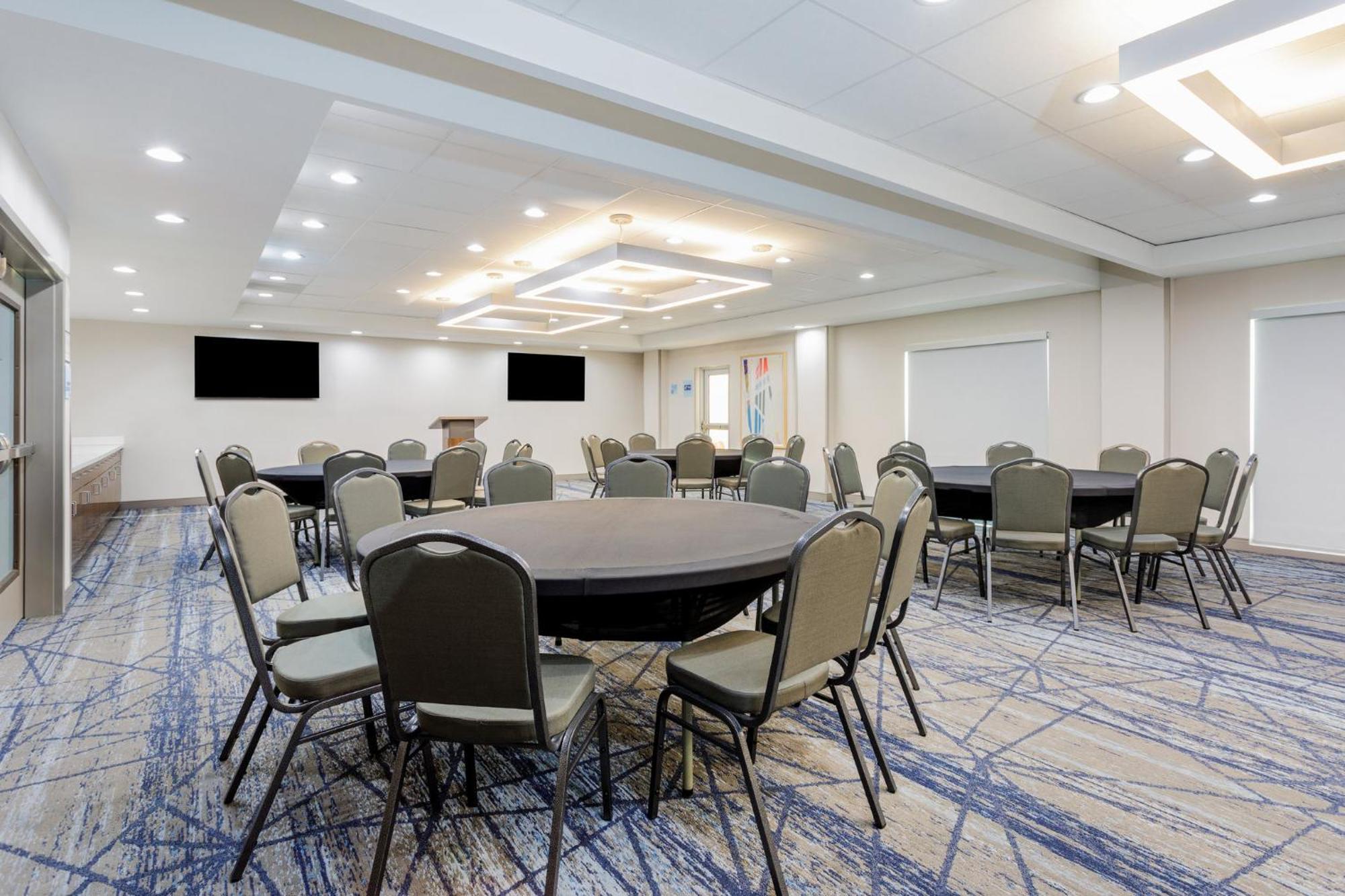 Holiday Inn Express & Suites Tampa Stadium - Airport Area By Ihg Eksteriør bilde