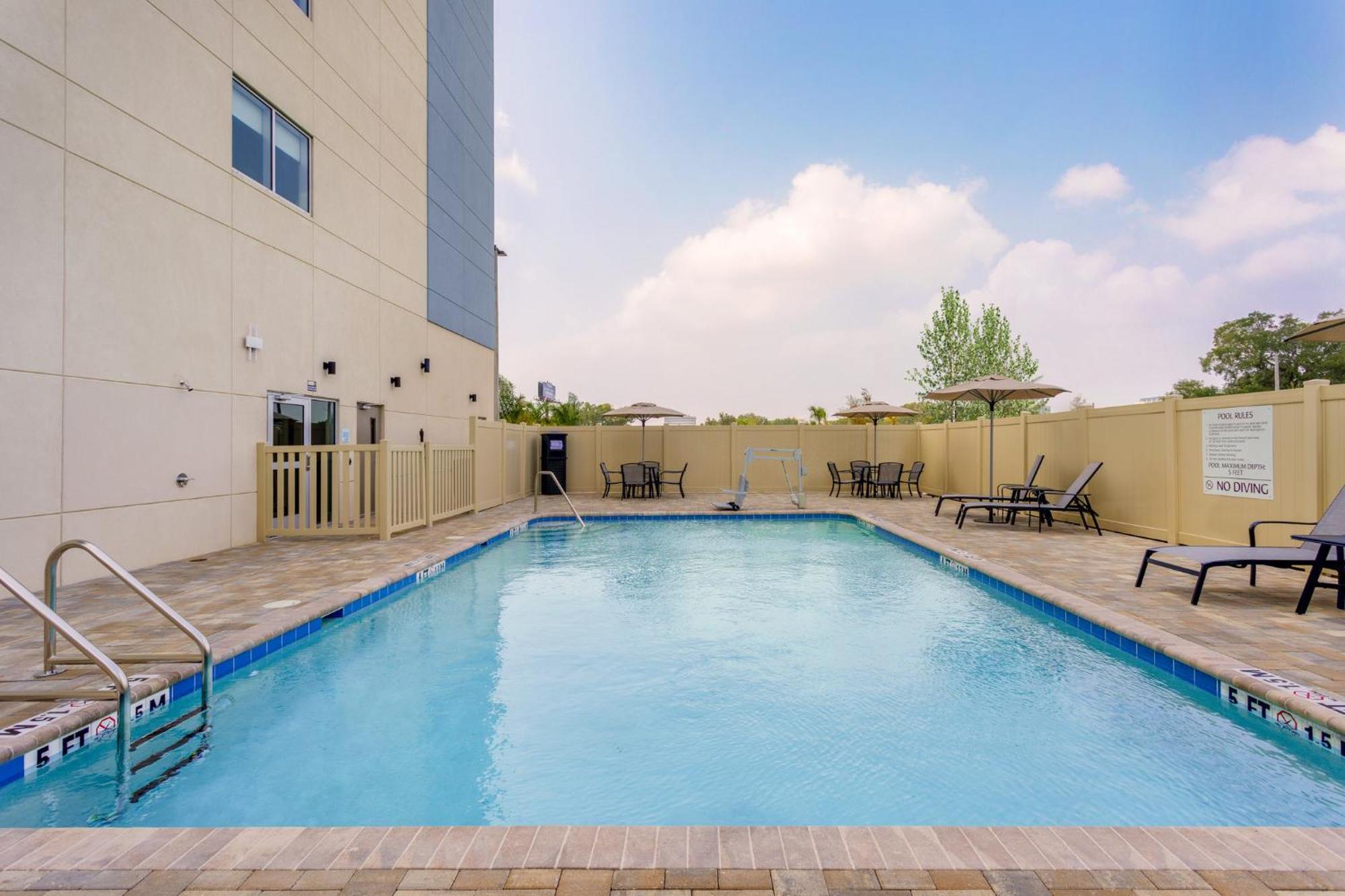 Holiday Inn Express & Suites Tampa Stadium - Airport Area By Ihg Eksteriør bilde