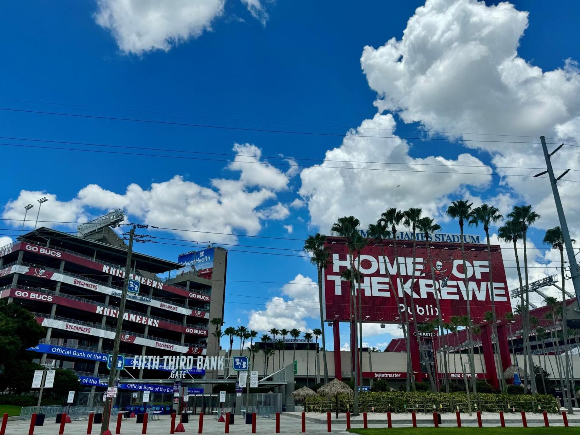 Holiday Inn Express & Suites Tampa Stadium - Airport Area By Ihg Eksteriør bilde